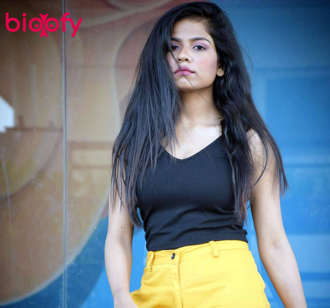 Rugees Vini Biography, Age, Family, Figure, Height » Bioofy