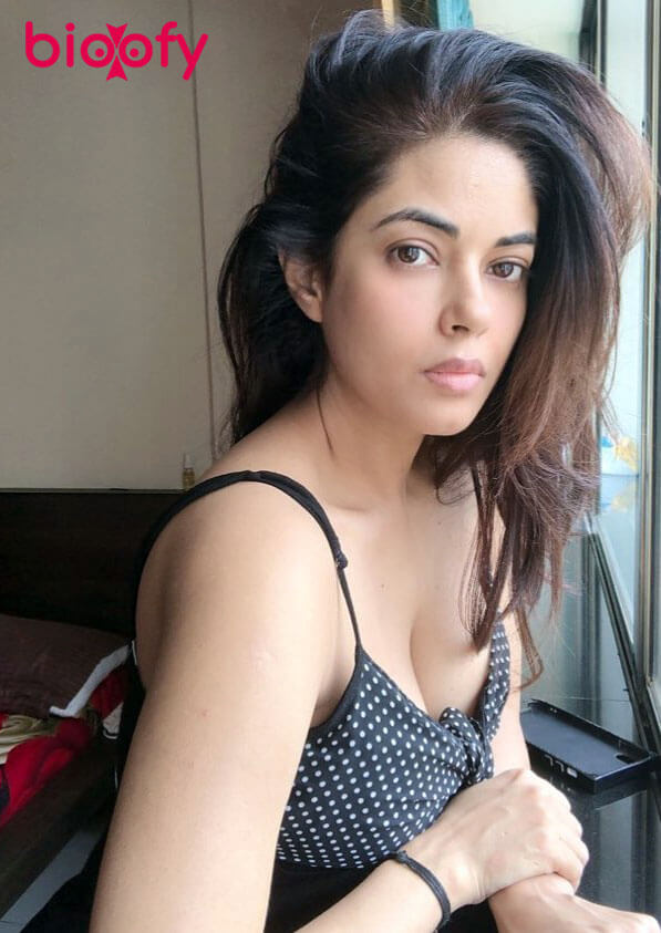 Meera Chopra hot