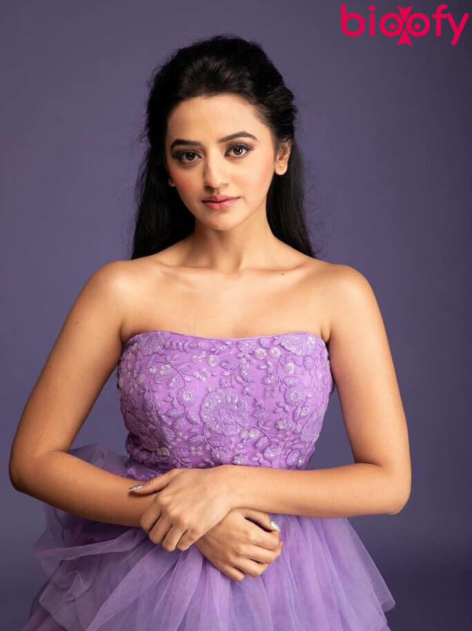 Helly Shah hot image