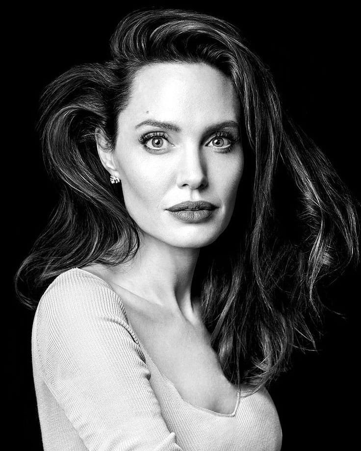 Angelina Jolie Biography, Age, Images, Boyfriend, Figure, Net Worth
