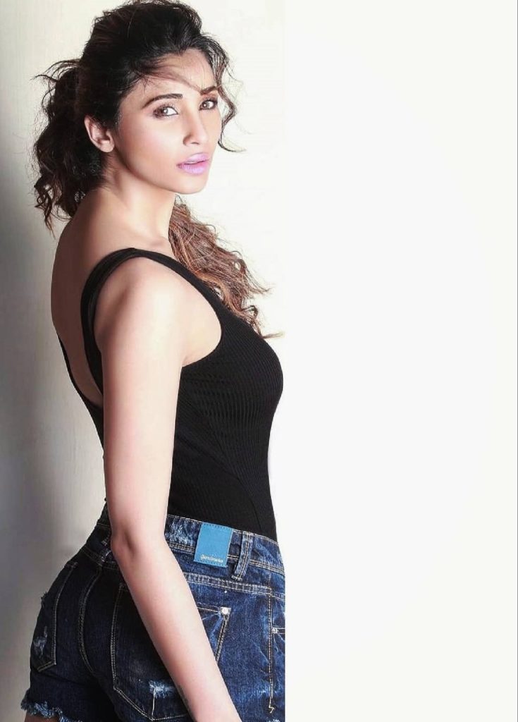Daisy Shah images 4