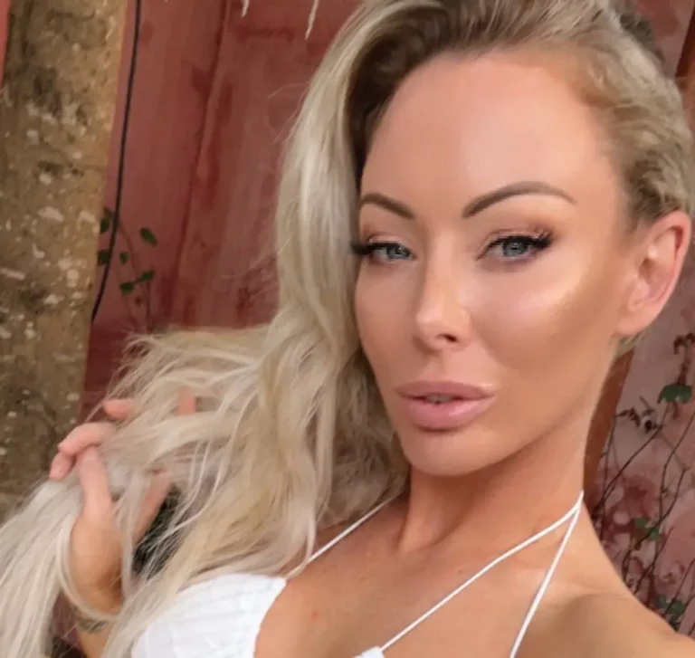 Isabelle Deltore (model) Biography, Age, Family, Images, Net Worth