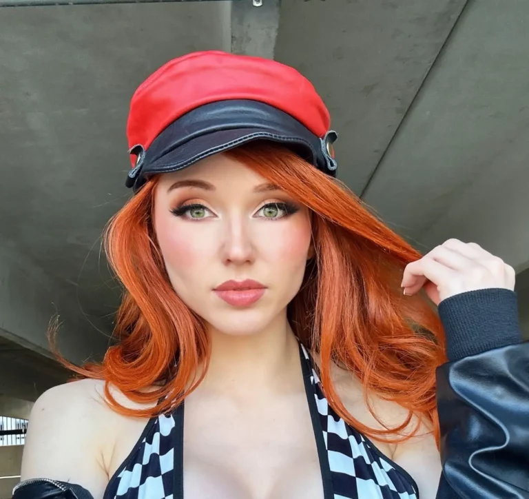 Amouranth (Kaitlyn Siragusa) Biography, Age, Images, Height, Figure, Net Worth