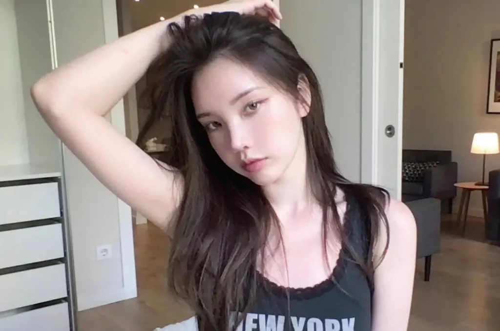 Photo by xooos 수스 on July 24 2023. May be a selfie of 1 person long hair makeup bra tanktop and bedroom